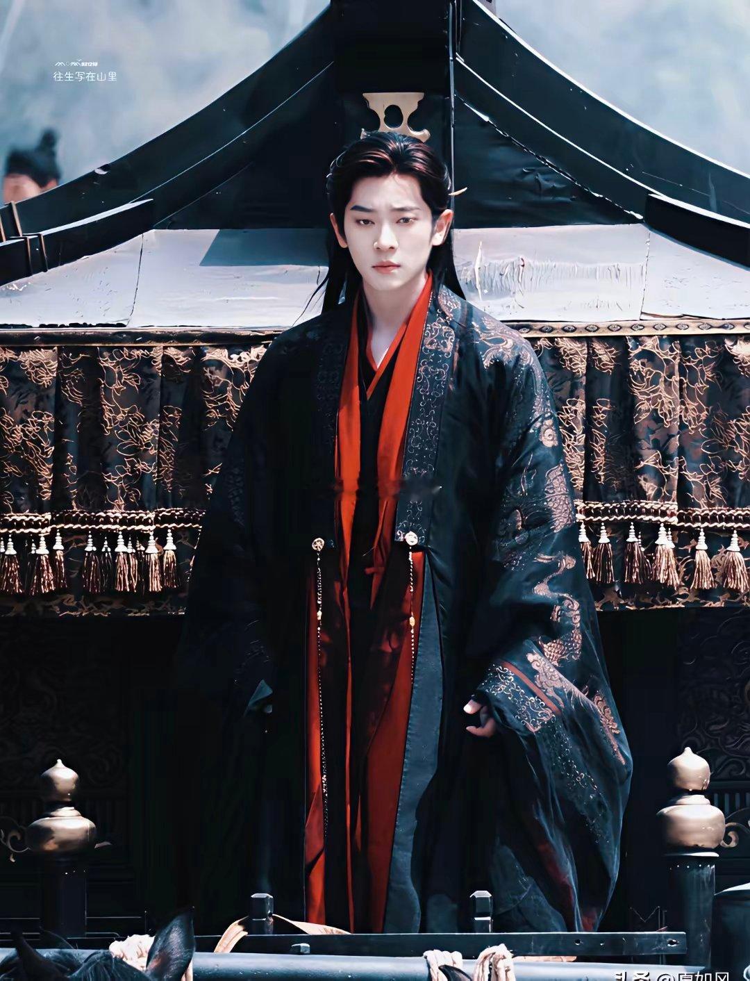 丞磊现在最缺什么？一部爆款。这哥们从短剧一路杀上来，男主也当了，但你看他那位置，