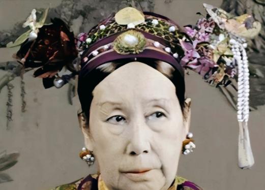 1884年，慈禧50寿辰。太和殿里摆满了各地官员送来的寿礼，翡翠玉佛在烛光下