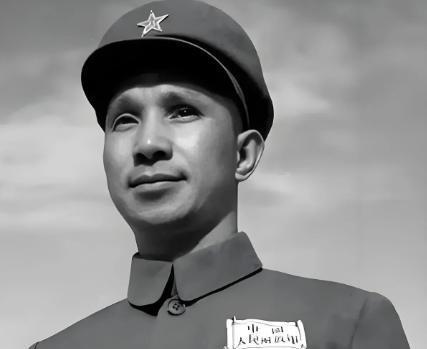 1955年，毛主席说：“论功、论历、论才、论德，粟裕完全有资格领元帅衔。”这时周