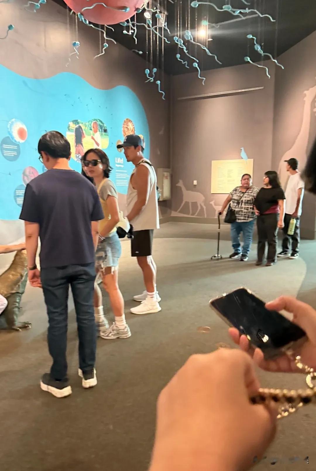 玄彬和孙艺珍又出来溜娃了，俩人现身美国加州的一间科学馆，出行低调，松弛感好足。