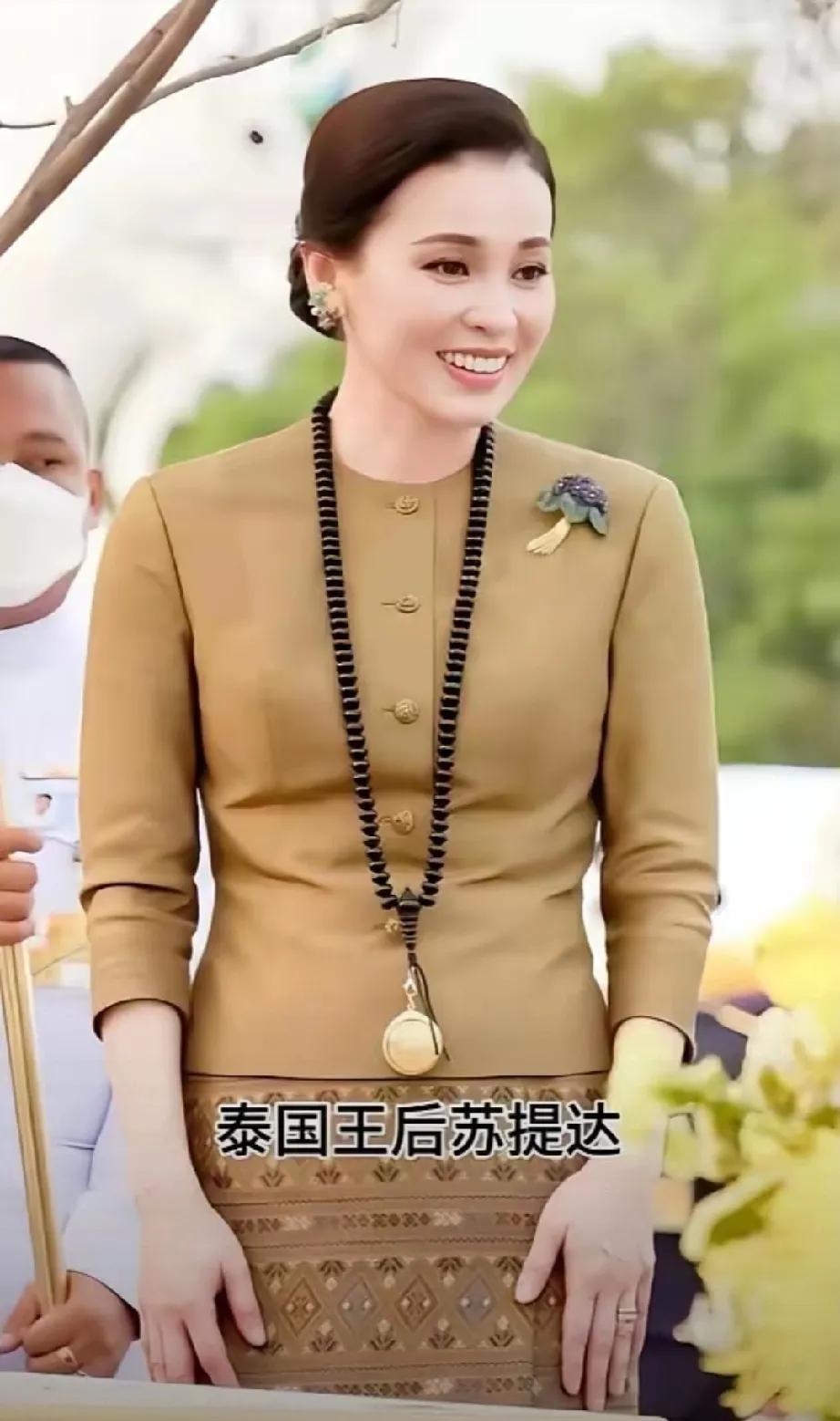家人们谁懂啊！泰国国王与王后首次访华，这阵仗直接美出圈！王后苏提达一亮相，简直惊