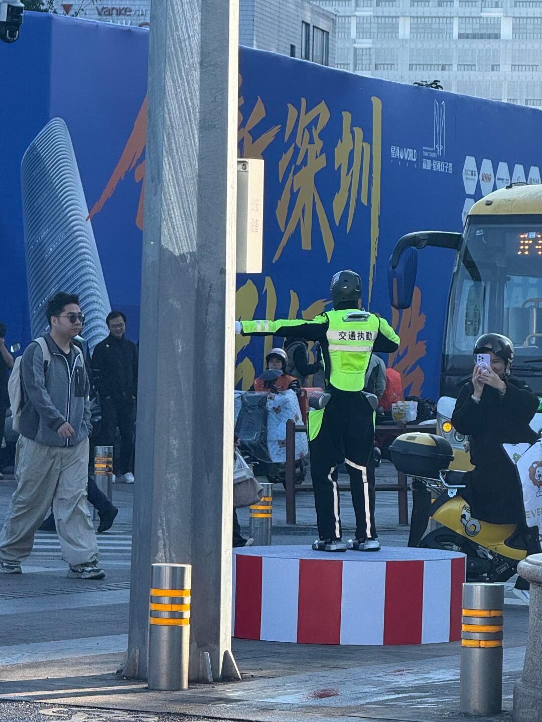 有编制的机器人，深圳还是太前卫了。