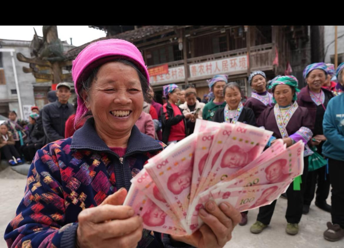 农民养老金该涨，而且必须涨。在中国发展进程中，农民贡献巨大，他们曾为工业化积累资