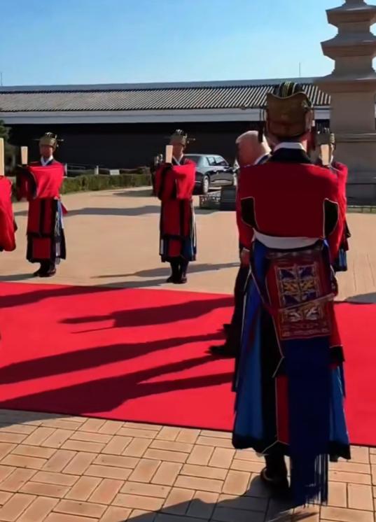 美总统出席韩国欢迎仪式，走在红毯上好似古代皇帝上朝，也太有面儿了吧！10月29日