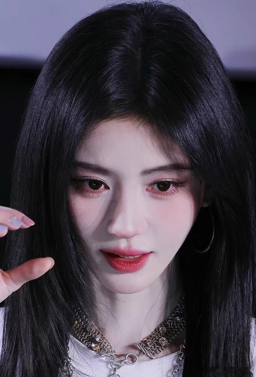 好可怕怼脸生图都看不到一点毛孔