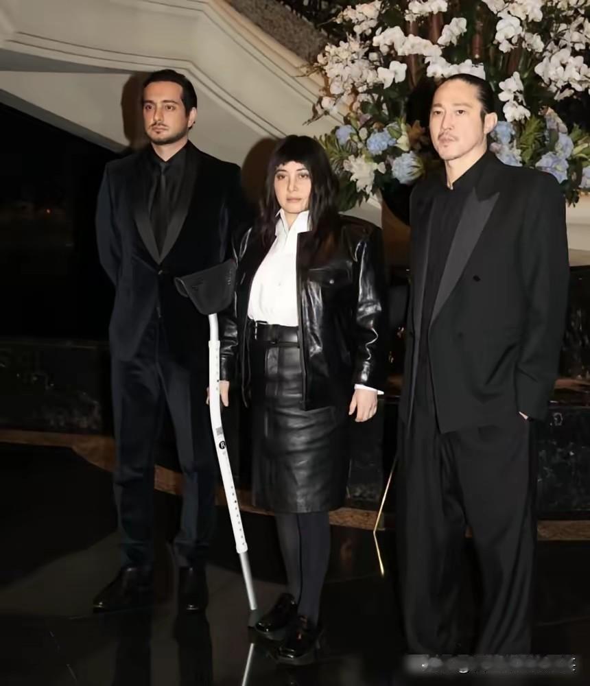 近日，赌王女儿何超仪参加家族仪式活动，她手里拿着拐棍，紧跟着他身后的是她的老公和