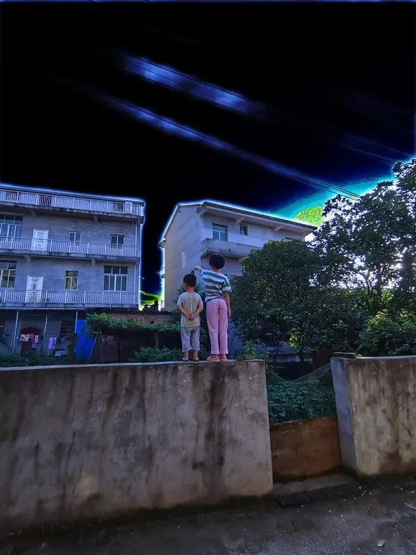 表弟在一家私企上班，月薪五六千。他媳妇在家带娃，孩子刚一岁。他媳妇成天念叨表弟