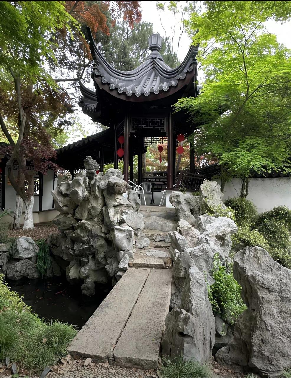 个人认为：悠然自得，逍遥自在的心态是肉眼看不见的，但是却是非常重要。谁都知道生命