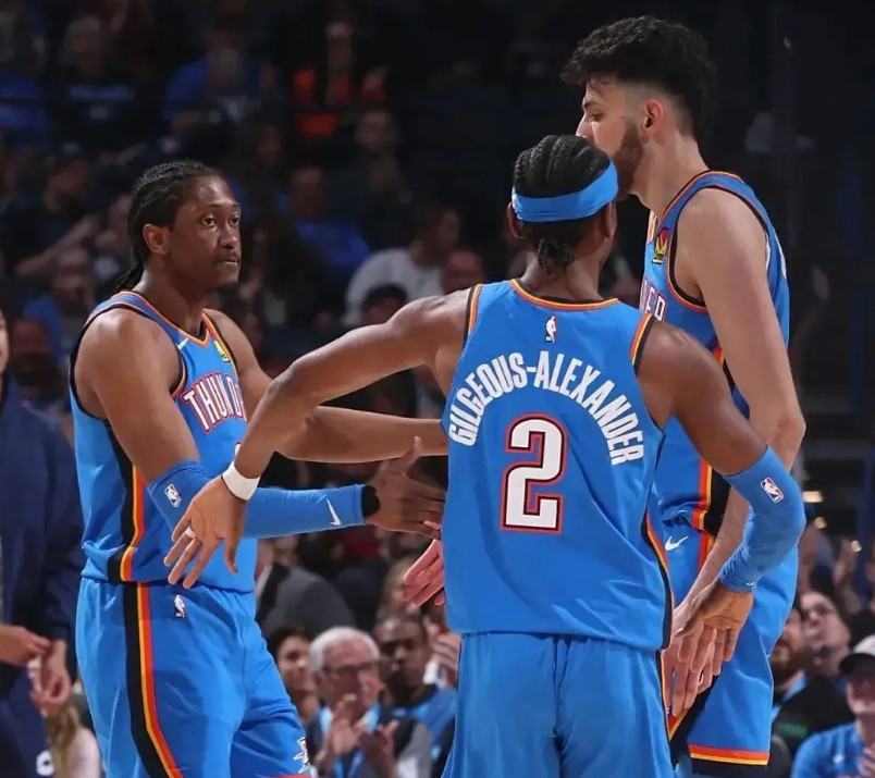 你敢信吗，雷霆队内出现了“伪三巨头”啊！1、亚历山大，面对马刺瓦赛尔、卡斯尔