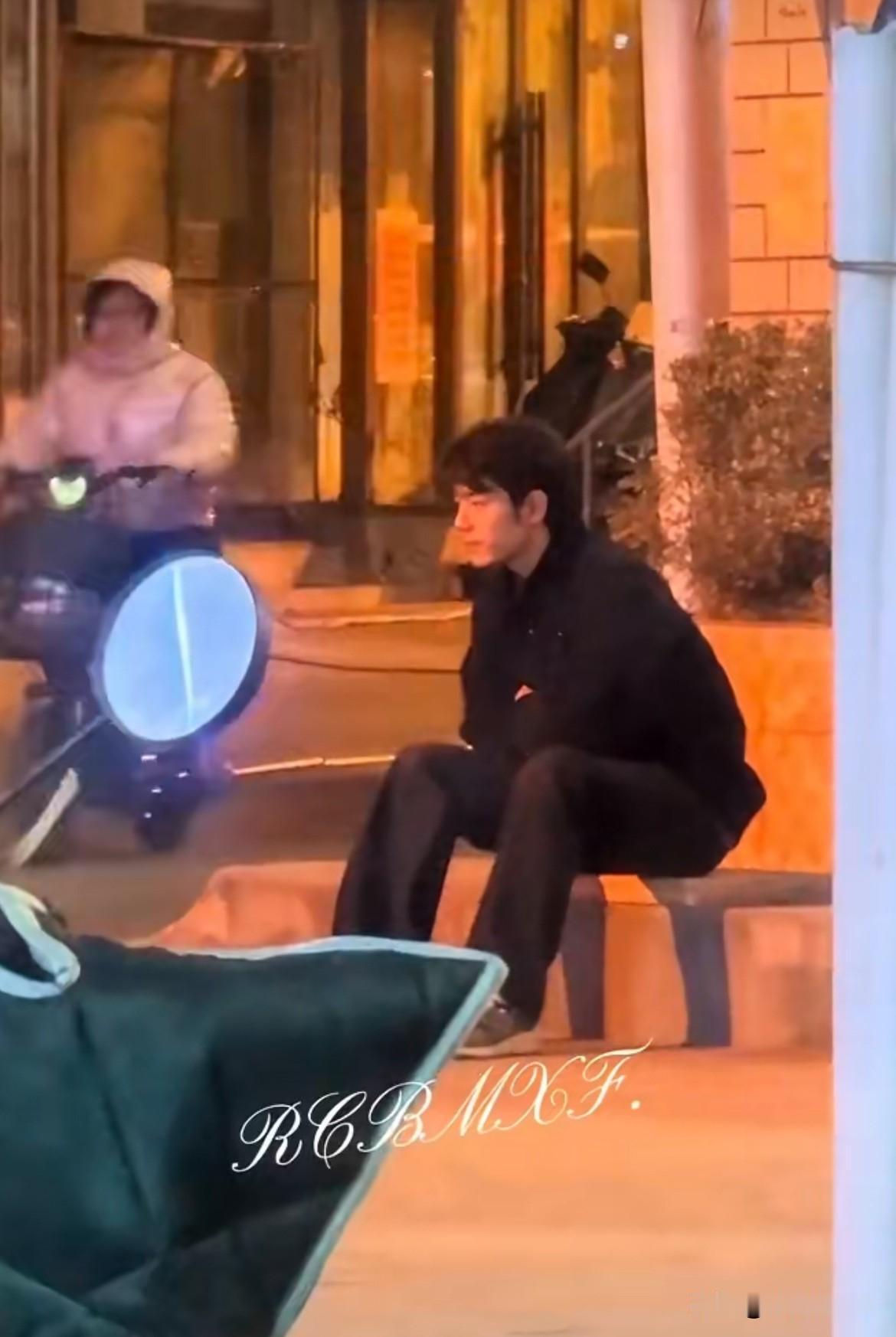 1月17日，肖战《小城良方》路透，深夜坐在马路牙子上，守在姜妍花圈店等姜妍出来