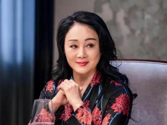 1998年，王姬拍完戏回家，一进门发现母亲跪在地上，她惊慌失措地说：“你这是干什