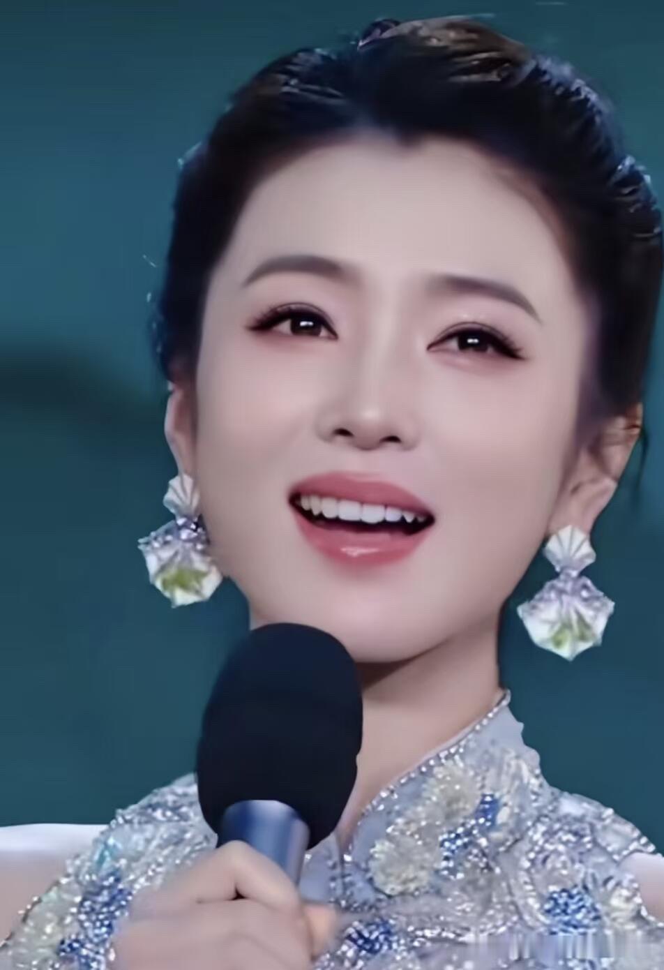 这是一个长相比周涛好看的顶级美女，女人味十足，穿浅蓝色衣服俏皮可爱，整个人的妆造特别耐看，让人看着是