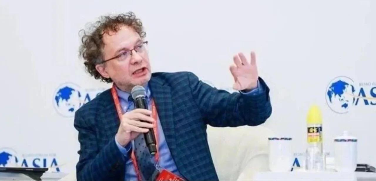 意大利前经济部副部长米歇尔·杰拉奇：中国剥夺了女生在大街上被抢劫，被袭击的权利！
