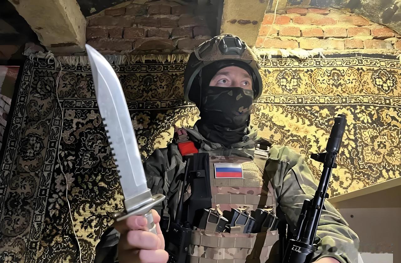 惨烈,俄乌士兵又爆发了肉搏拼刺刀,红军城大势已去,这就是第2个巴赫穆特!很显然