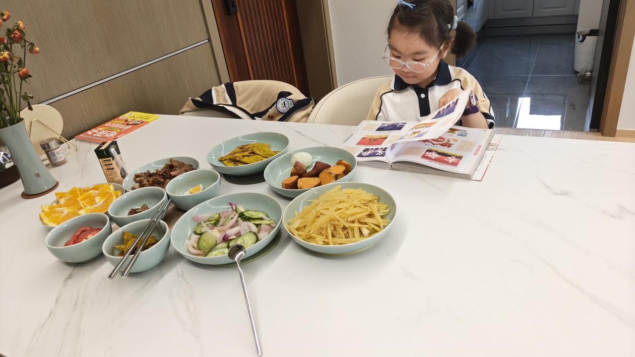 平常孙女中午都在学校吃午饭，今天学校组织去博物馆，中午得把她接回来吃饭。她想去外