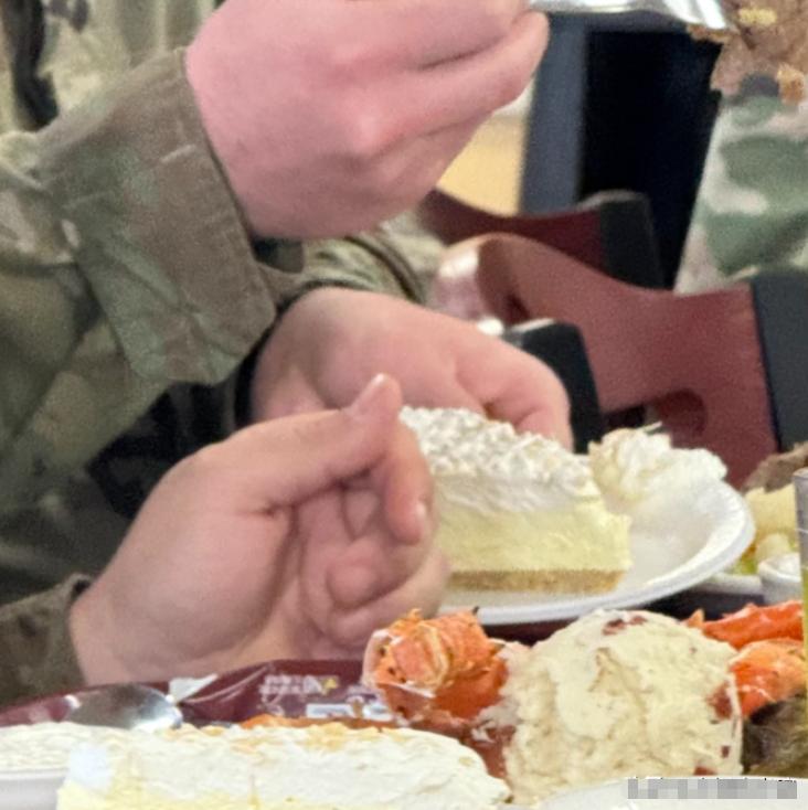 不好的征兆据说美军又在吃出征宴了餐谱中出现了龙虾、蟹腿、牛排结合美军已经从