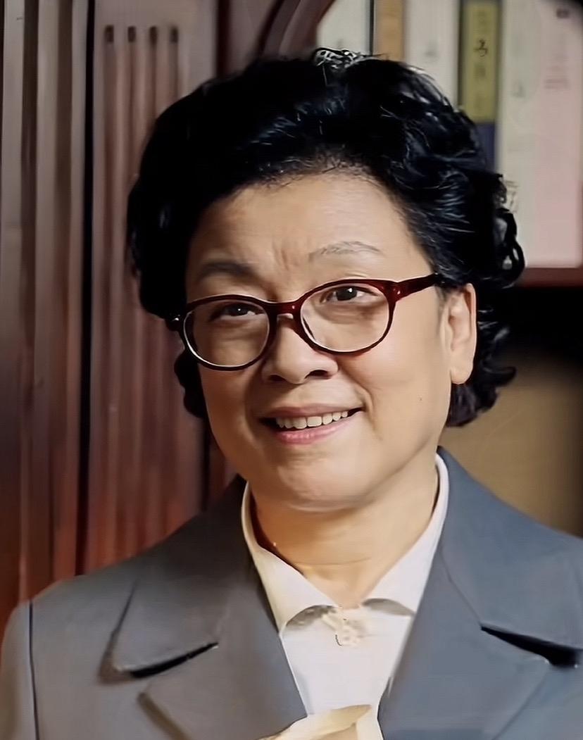 宋春丽黑发白发对比。75岁的宋春丽满头白发，拍《人世间》的时候她70岁。虽