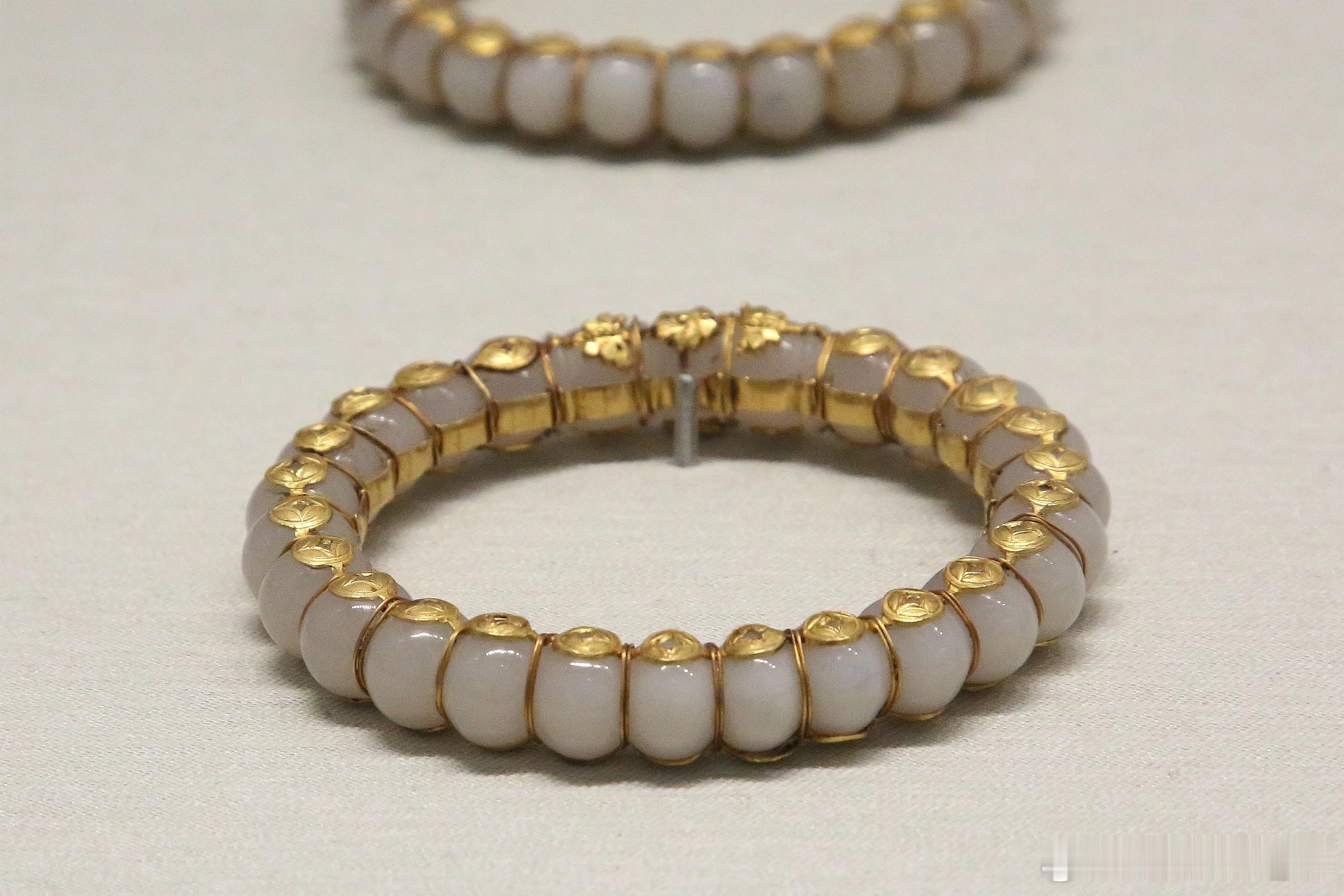 云看展吴文化博物馆收藏的明代金丝连珠玉镯发现吴文化博物馆