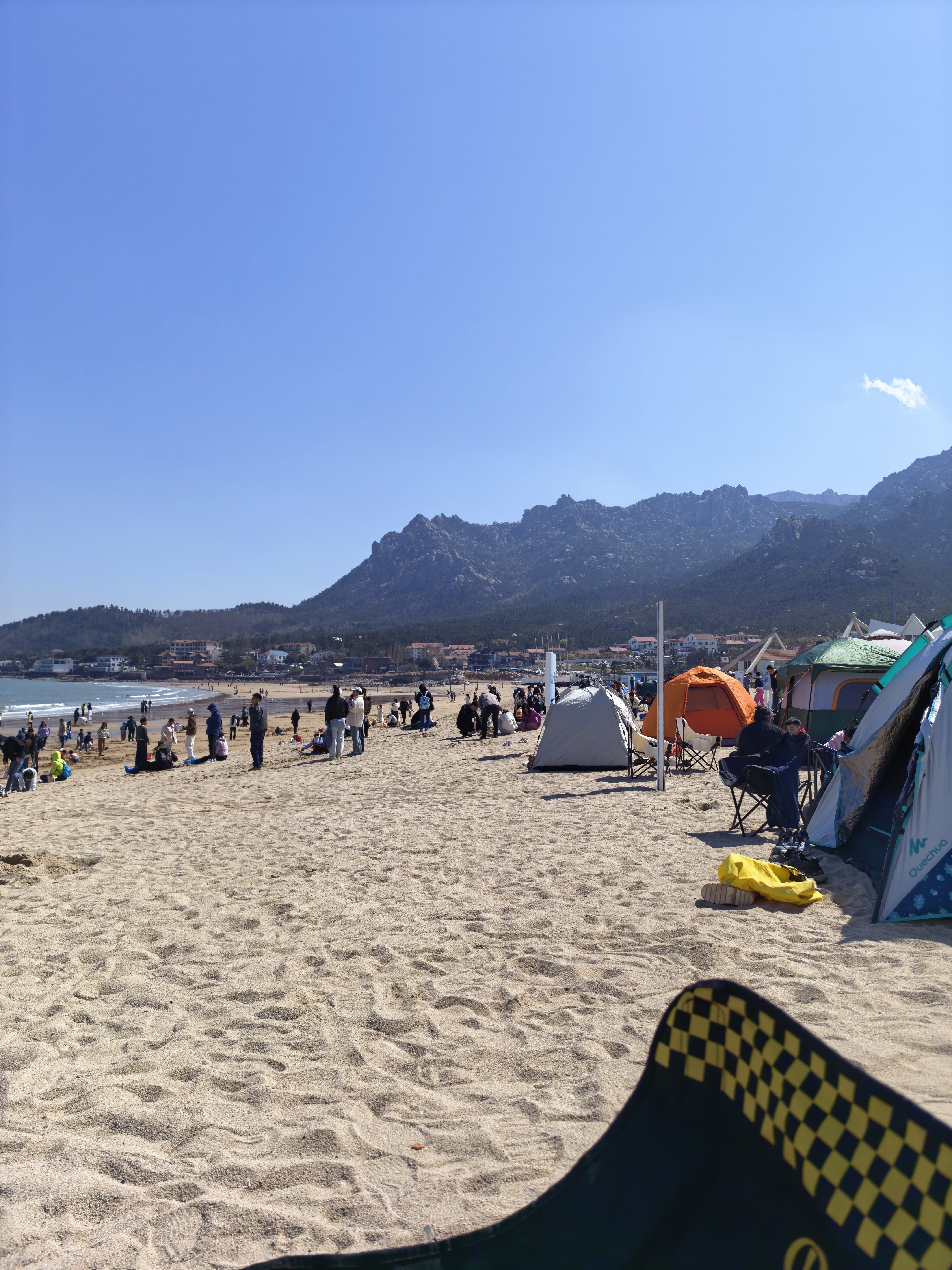 今天换了个海滩，仰口这边人更少也更干净。再往前走走就是崂山景区的起点了，很适合团