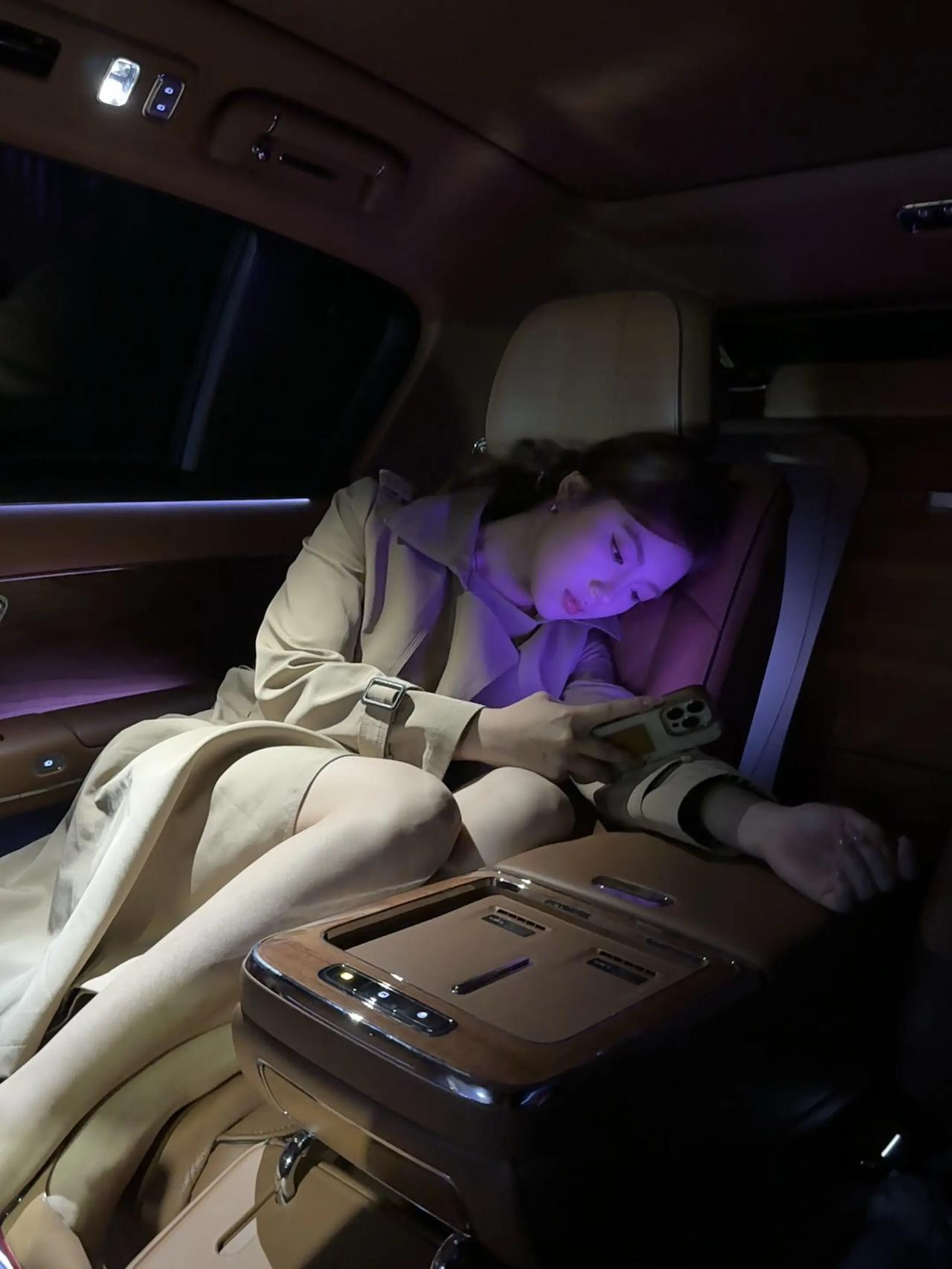 华为鸿蒙智行已经彻底改变了汽车行业。以前BBA都是用户到店，金牌销售提供无与伦比