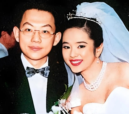 1995年，叶蕴仪拒绝了苦追她三年的林志颖，转身嫁给了千亿富豪的陈柏浩，婚后的第