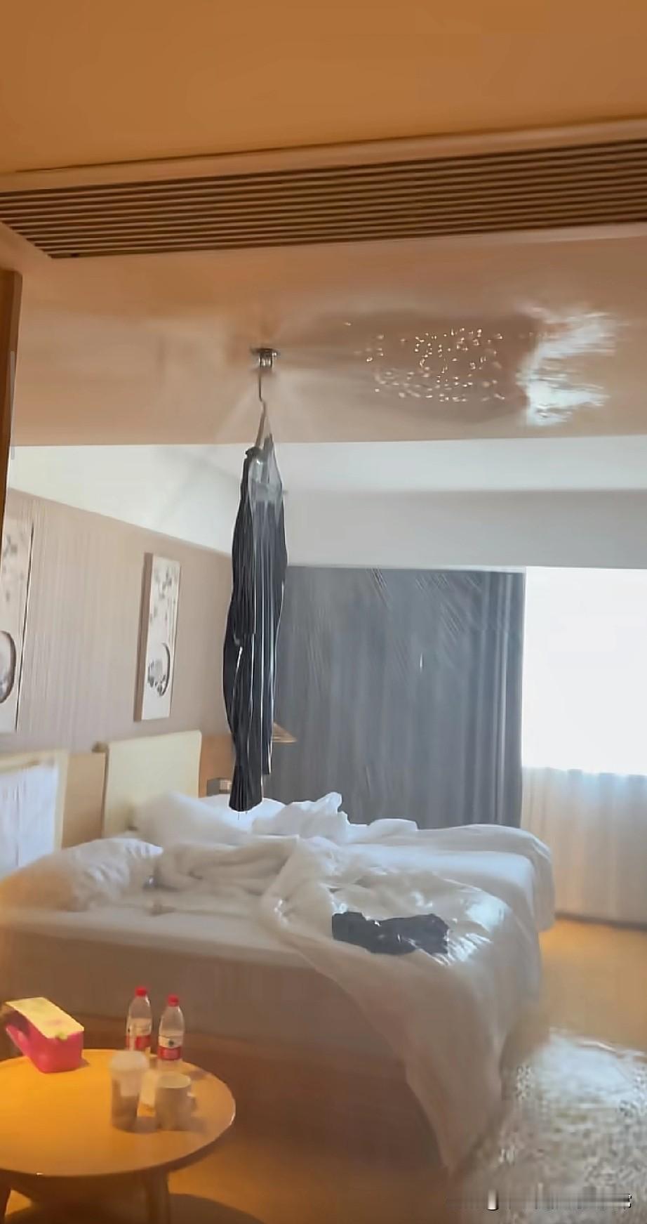 酒店晾件衣服竟要3.8万！出差住酒店，图方便把外套挂在天花板的喷淋头上，退