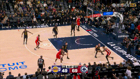 快船超级巨星伦纳德真是太狠了！在今天快船主场迎战湖人的比赛中，当时比赛进行到了第
