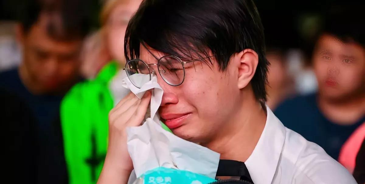 下面这些嚎啕大哭的台湾年轻人有一个特殊的“名字”——台湾青鸟。这是赖清德发起清