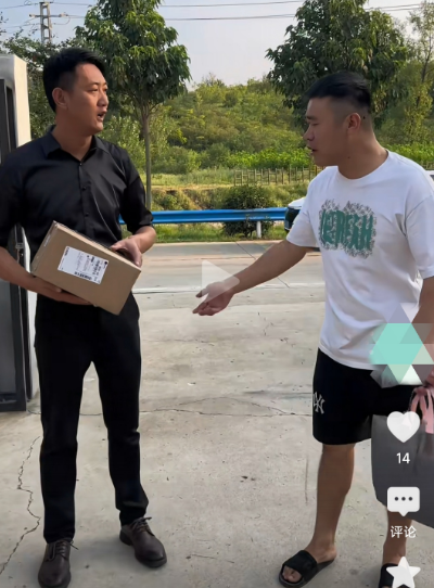 阿杜嫉妒之心彻底的爆发，李佳老同学来了，这回阿杜失去了理智阿杜对阿亮说：饭已
