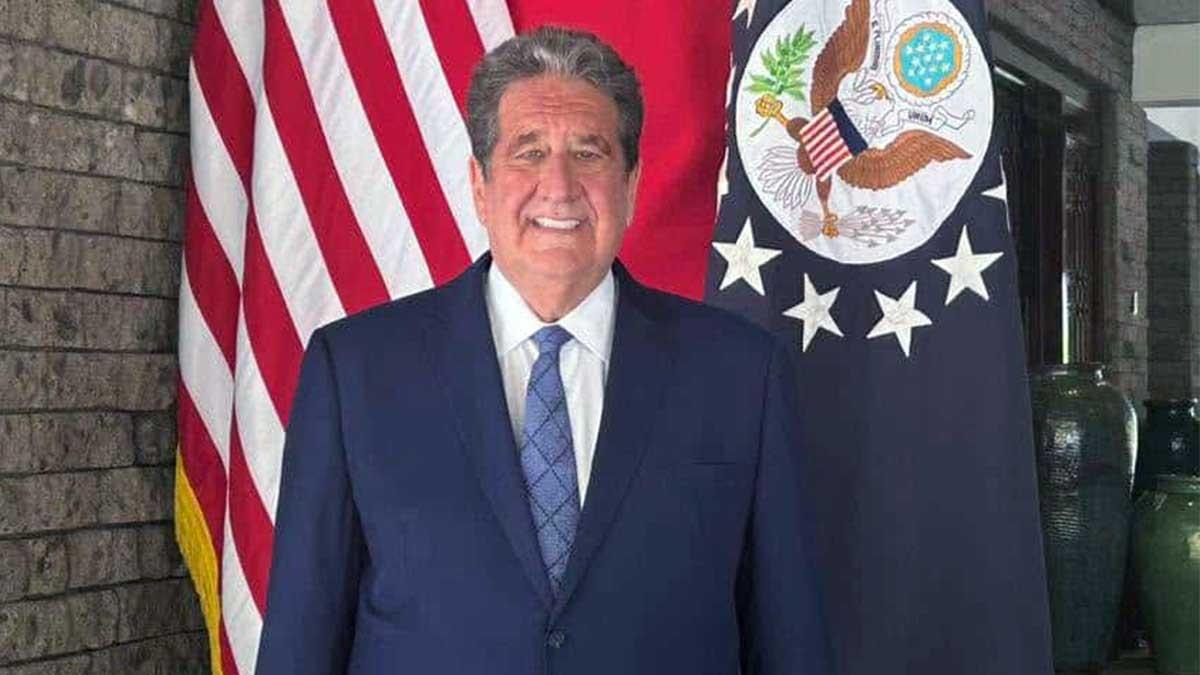 美国驻菲律宾大使近日公开发文，大肆吹嘘驶入南海的“华盛顿”号航母打击群，声称搭载