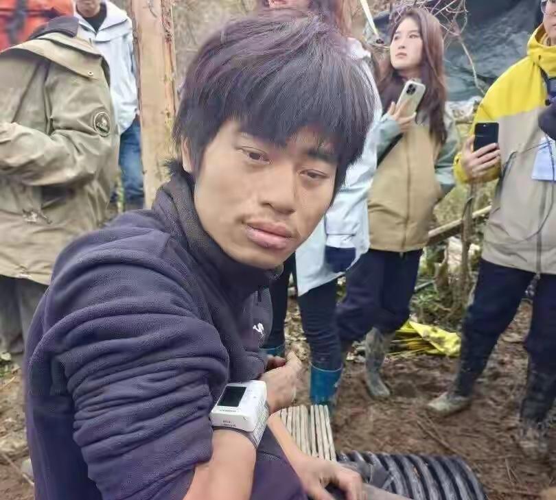 34天啃树皮喝生水，5个荒野求生选手集体血钾爆表，医疗队连夜背仪器翻山进去复查。