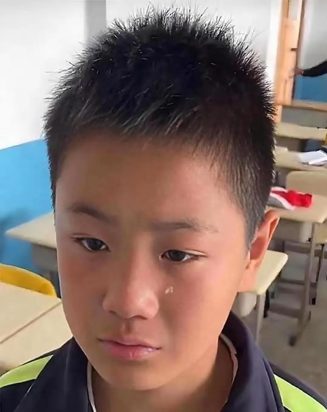 长沙市某校班主任把一名不听话的学生叫到办公室，老师先问：“你爸爸是干什么工作的？