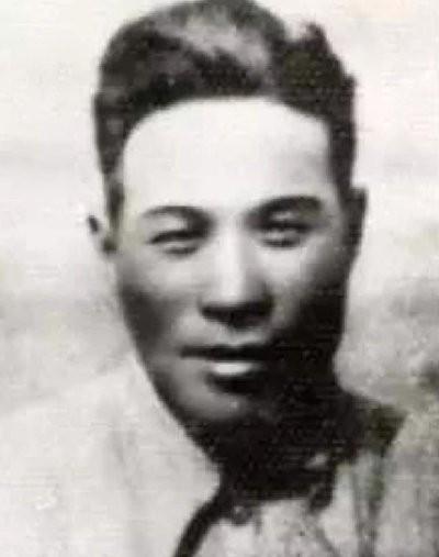 司令员和政委双双牺牲，部队全军覆没，让毛主席修改部队军事条令。1942年的一天，