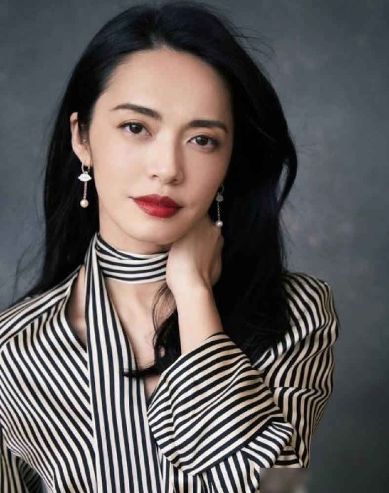 别瞎猜姚晨怎么很少以演员身份露面了。人家早不是影视圈的打工人，转成幕后决策者