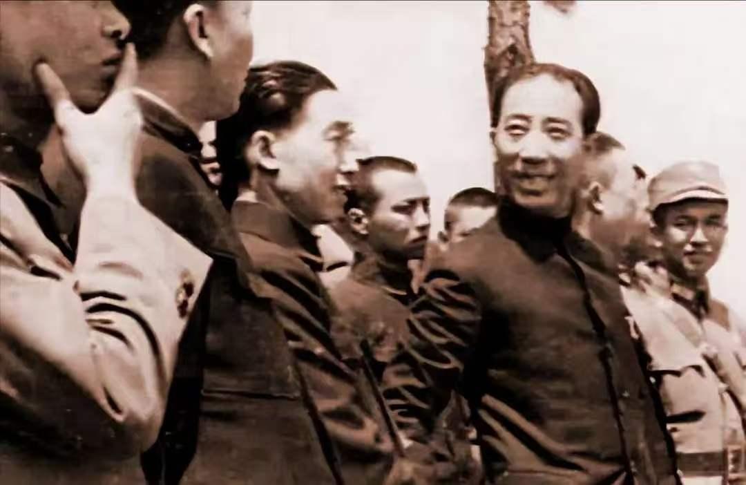 戴笠少将，何应钦上将，谁听谁的？戴笠管着几千特务，却连受降厅门都进不去。他死