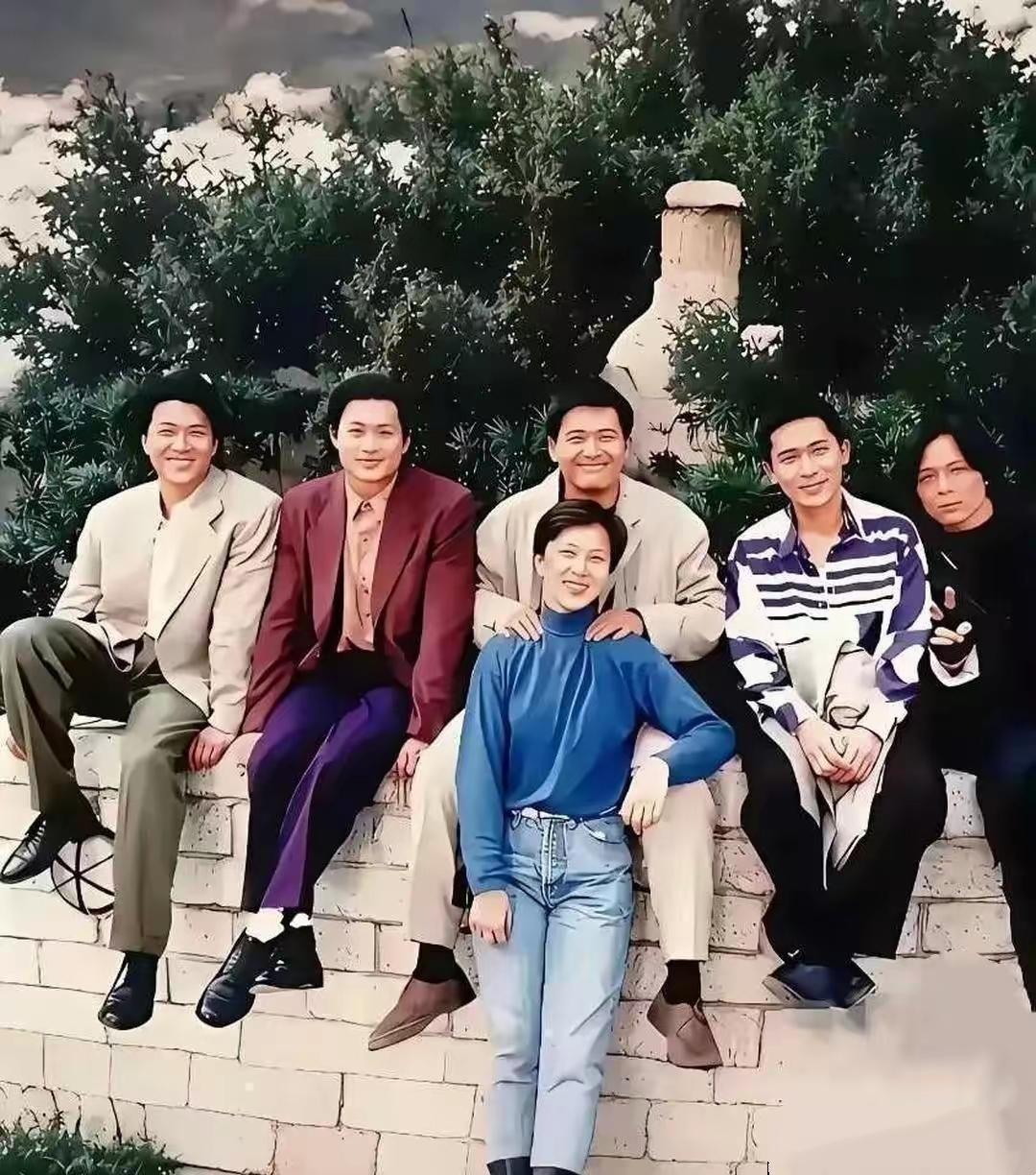 六个人坐在一起，笑容满面。90年代的一张年轻照片，能认识三位以上的不多了。[作揖
