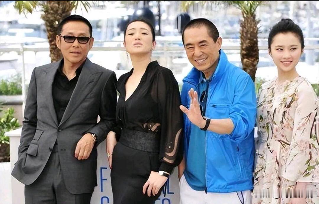 仔细看，左一是气宇轩昂，风度翩翩的陈道明，左二是细眉飞扬，楚腰卫鬓，秀韵多姿的巩