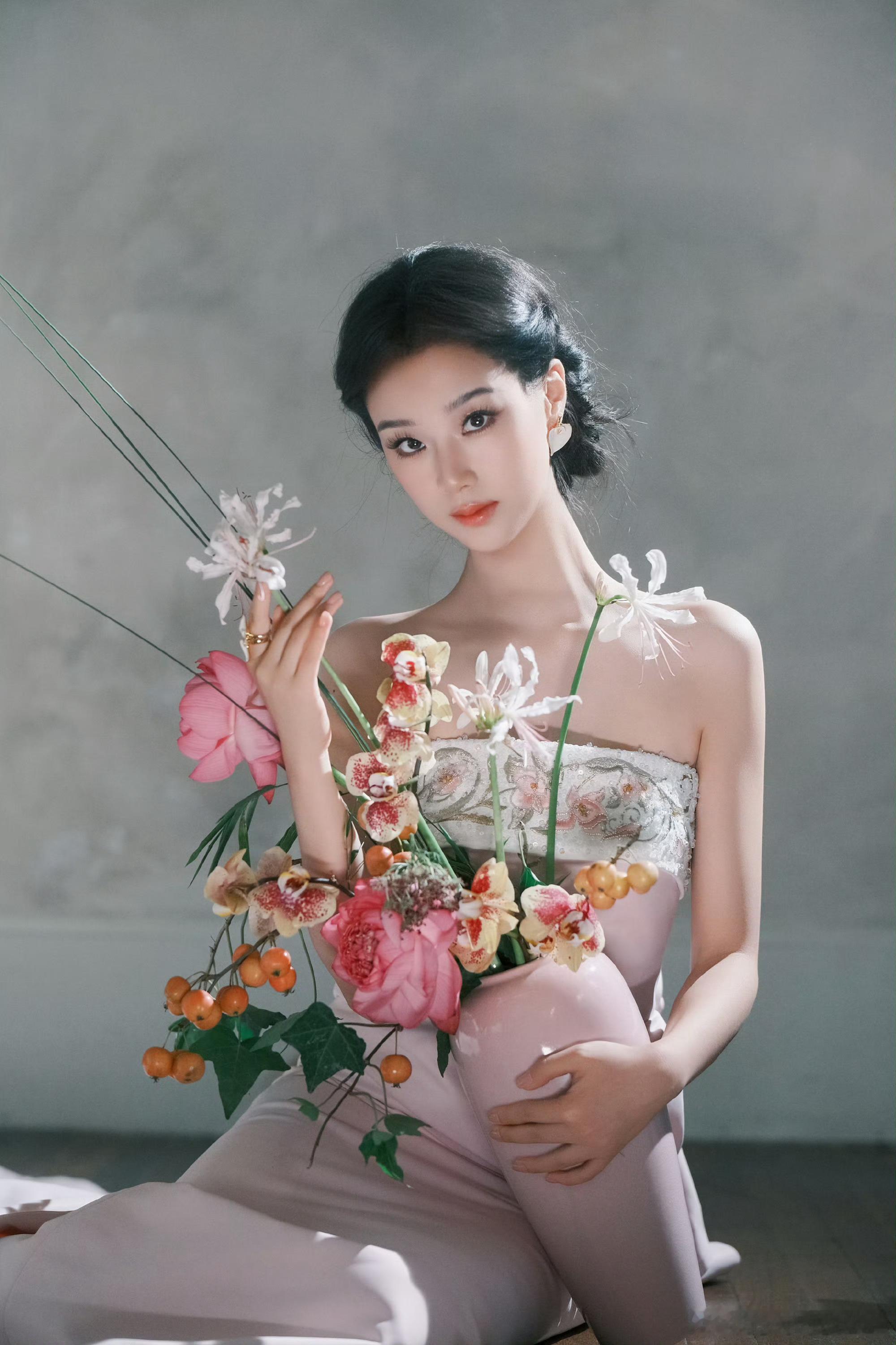 王小亿粉瓷美人褪去浓烈艳丽的风格，王小亿以低饱和粉瓷色系打造古风穿搭，裙摆层次轻