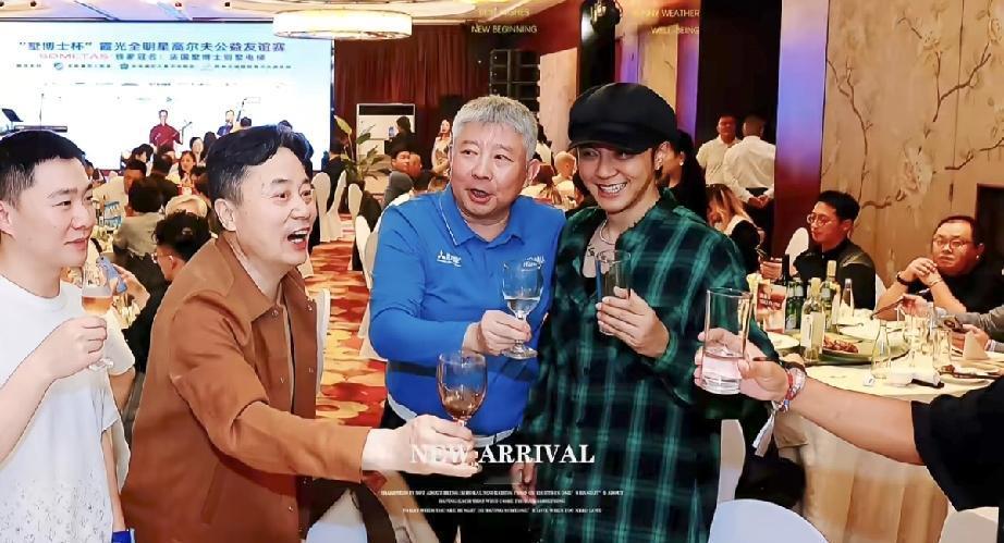 4月16日，罗志祥在江苏太湖白天打完高尔夫后晚上参加晚宴，喝的是红酒而不是白酒，