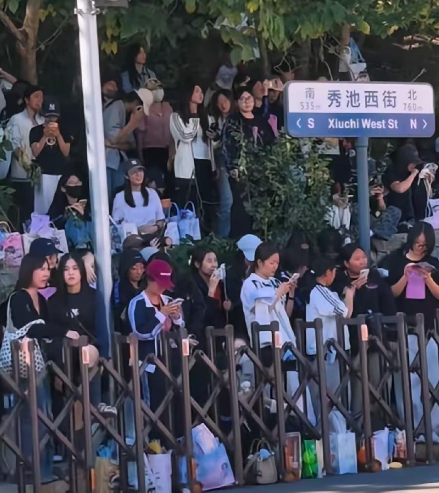 这件事，真正让人后背发凉的，不只是王皓被骂这么简单。也不是骂人本身，而是这么多