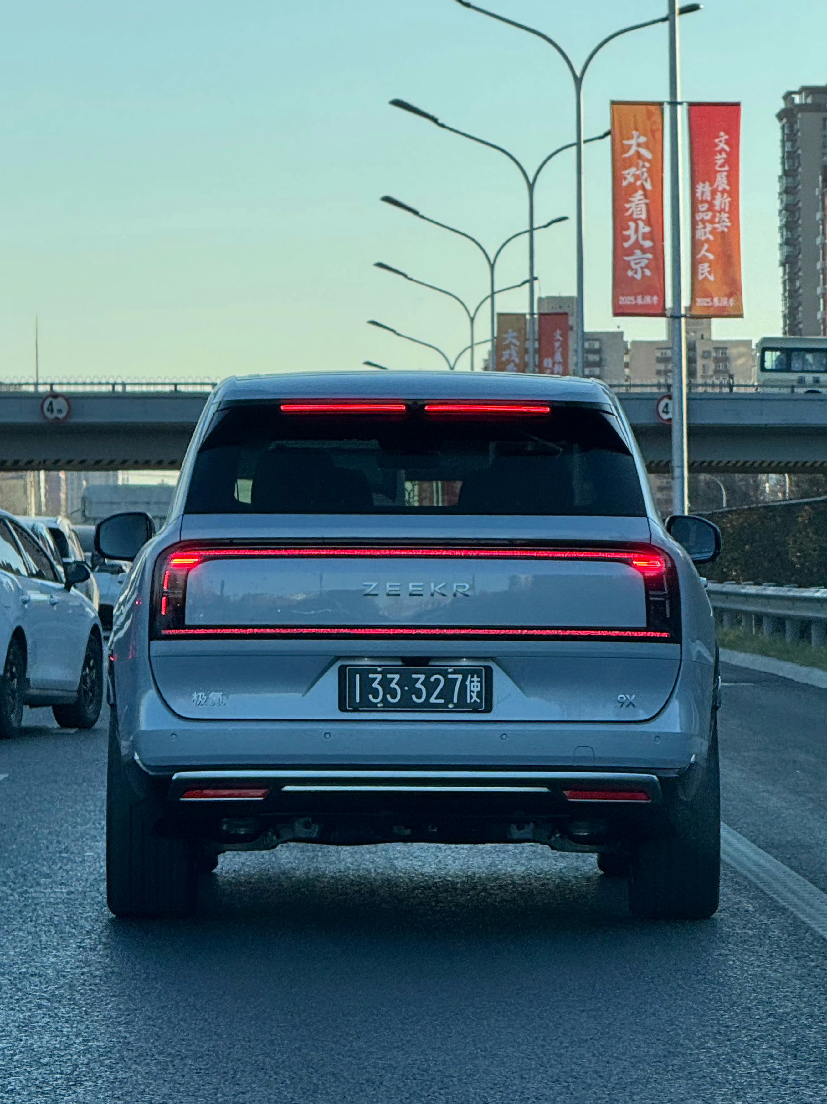 黑牌极氪9X看着霸气多了，尾灯都顺眼了好多