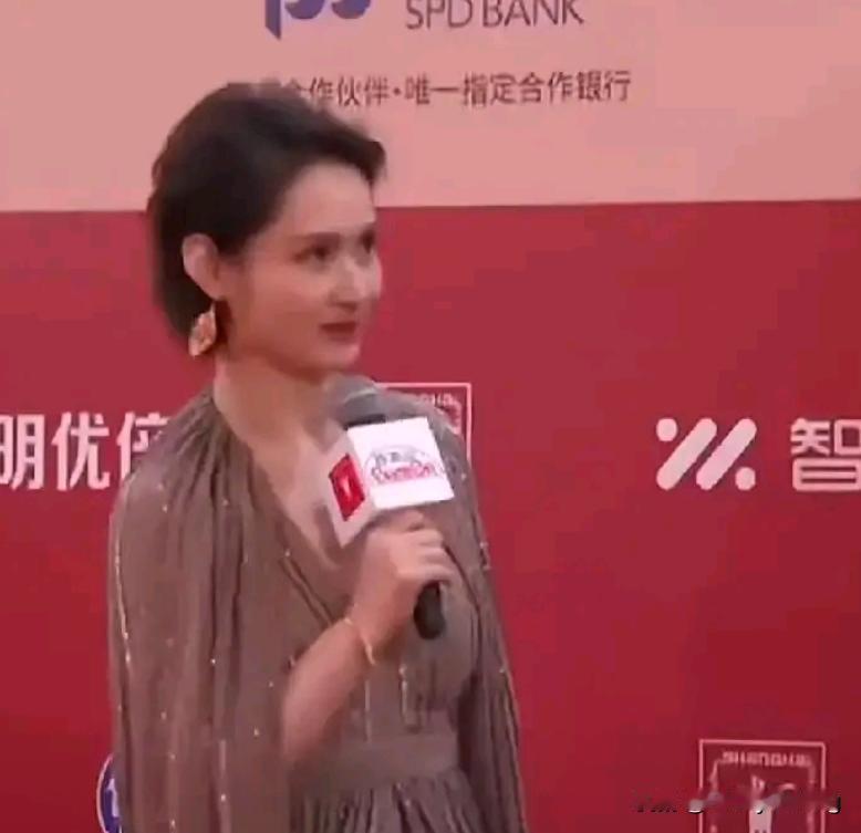特别赞赏陈璇目光如炬、横眉冷对、昂首挺胸、不卑不亢的姿态！极度反感陈璇低眉顺眼