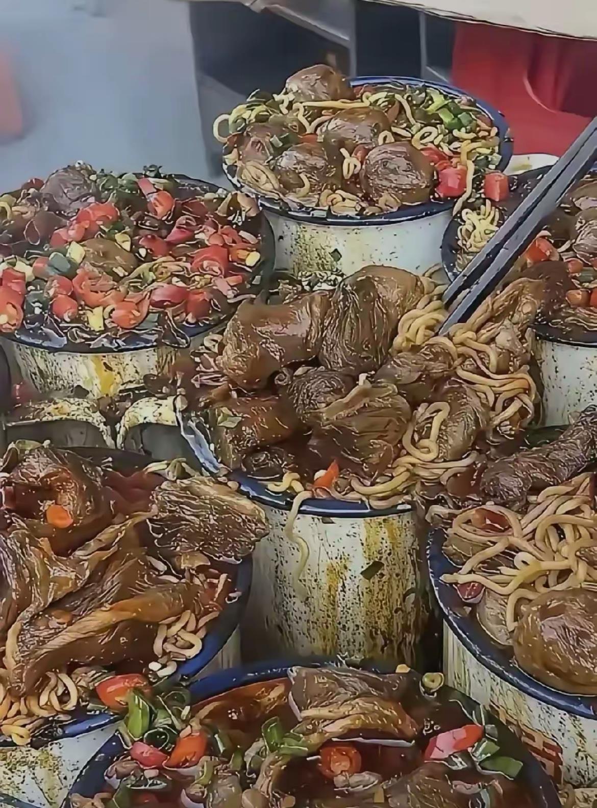 街头小吃10元一份，你会吃吗？