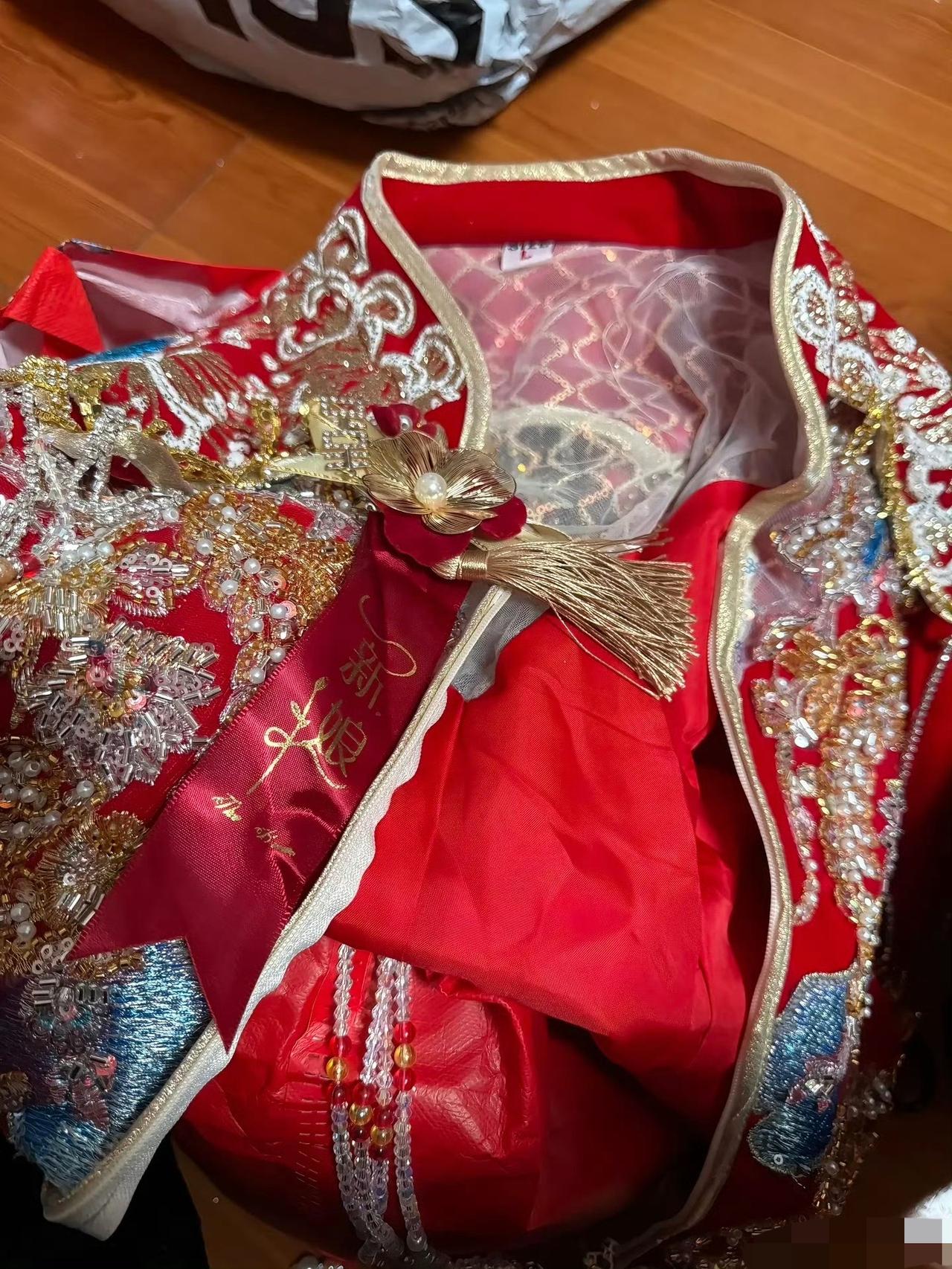 一女子要退新娘装，声称只是试穿，卖家指出衣服上面还挂着胸花，直接被啪啪打脸。自己