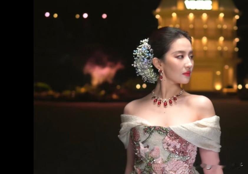 钟丽缇的女儿张思捷见到刘亦菲后兴奋不已。前几日的时尚活动上,钟丽缇携两个女儿