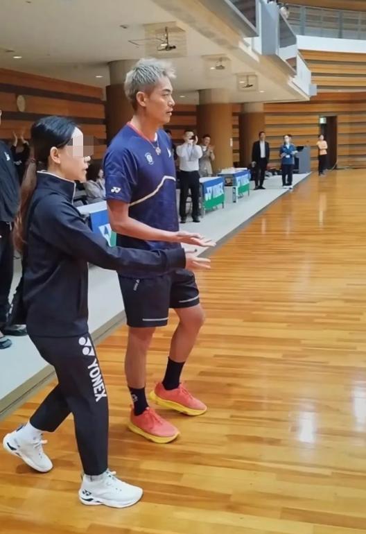 林丹在日本教小朋友打羽毛球！有网友透露，在大阪遇见了林丹，他身穿蓝色运动套装，脚