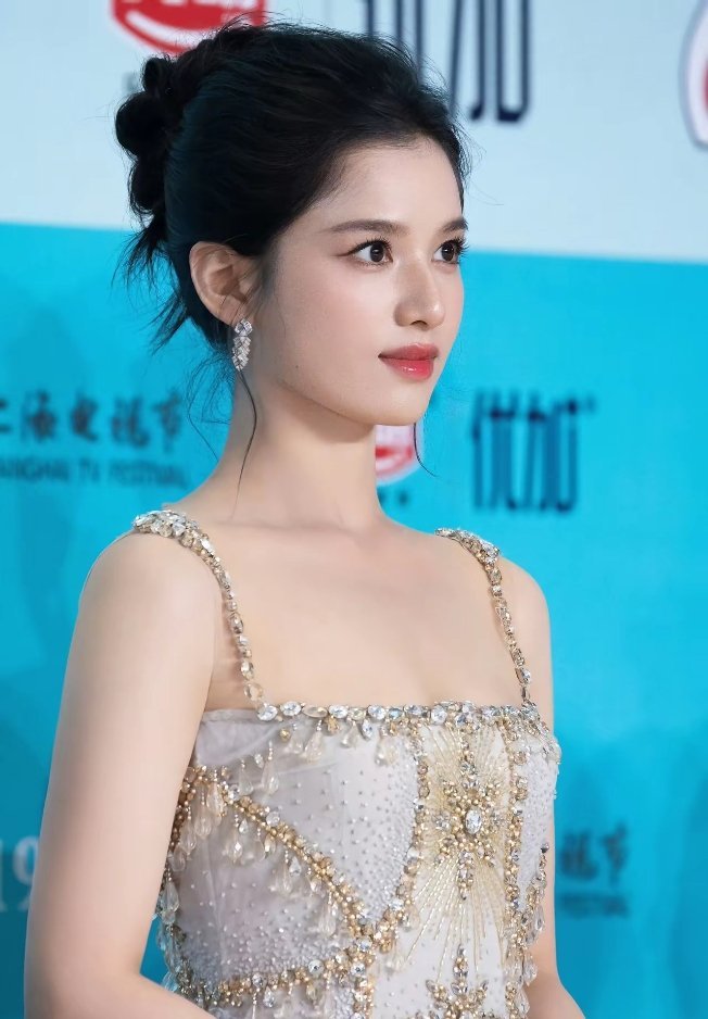 以前不喜欢张婧仪，偶尔看娱乐新闻，看到她的图片，长相和气质不符合我的审美，还觉得