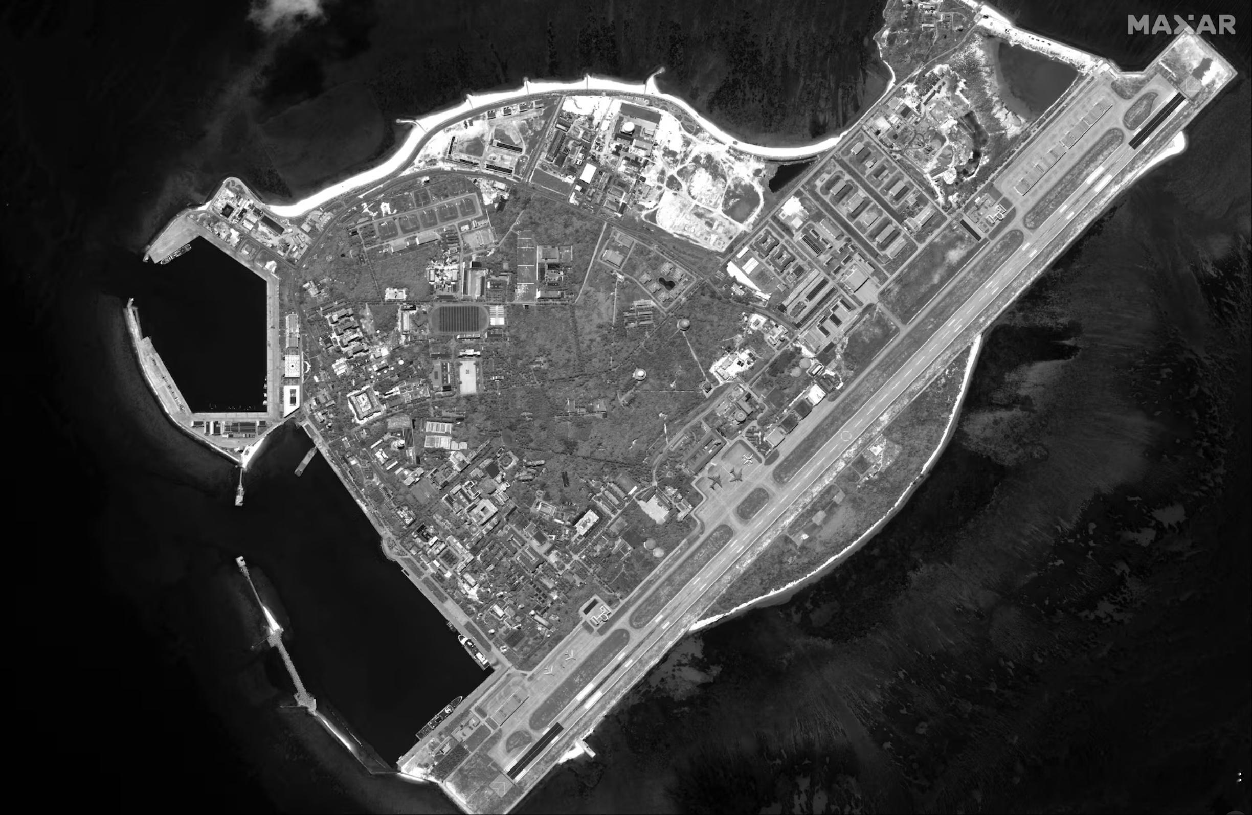 南海西沙永兴岛上的轰6。不针对谁，就是H-6六爷海边渡个假。​​​