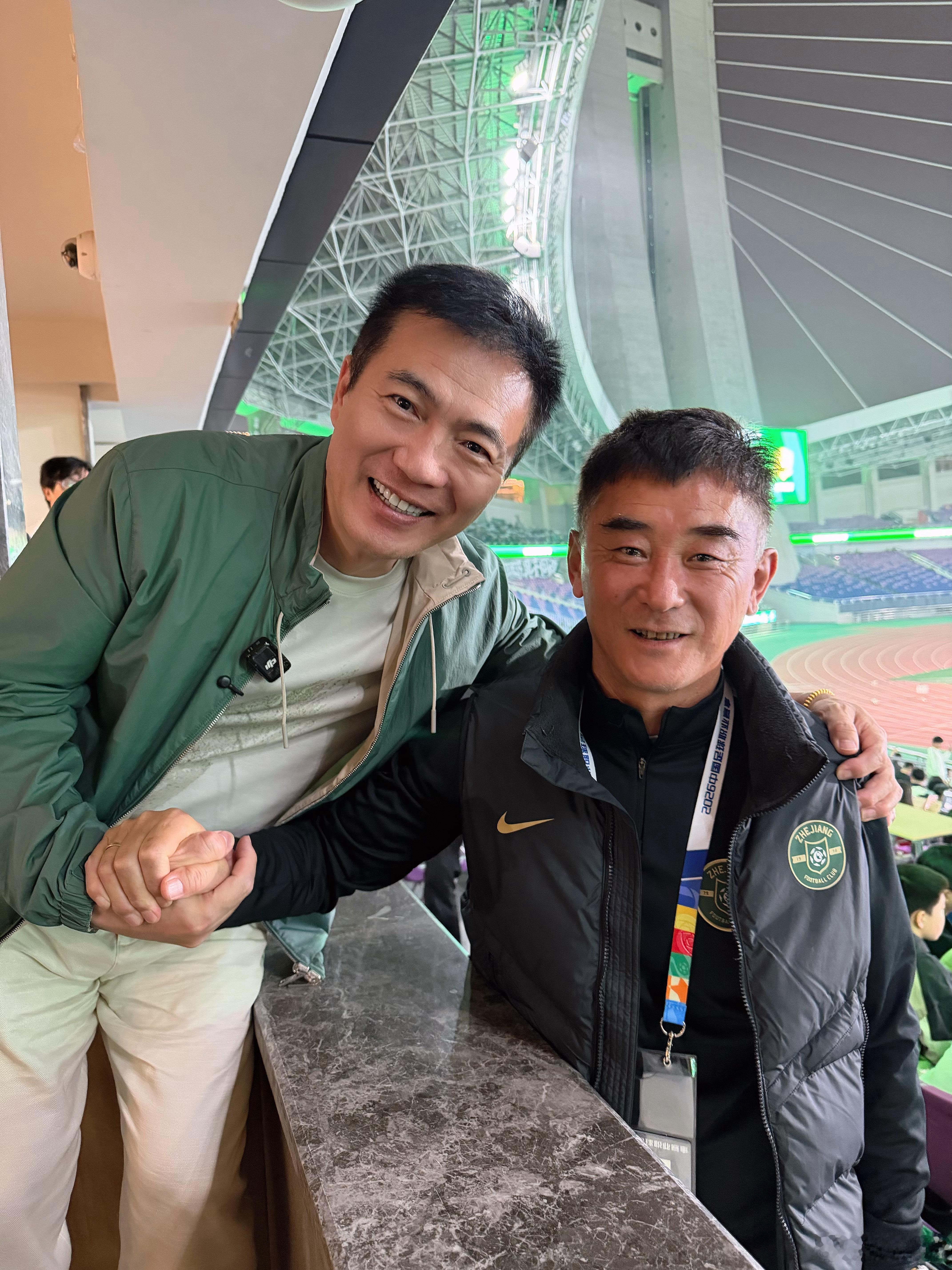第一次在黄龙体育场看球，遇到两位老朋友，傅博，现在浙江队教练组。另外一位，大家都