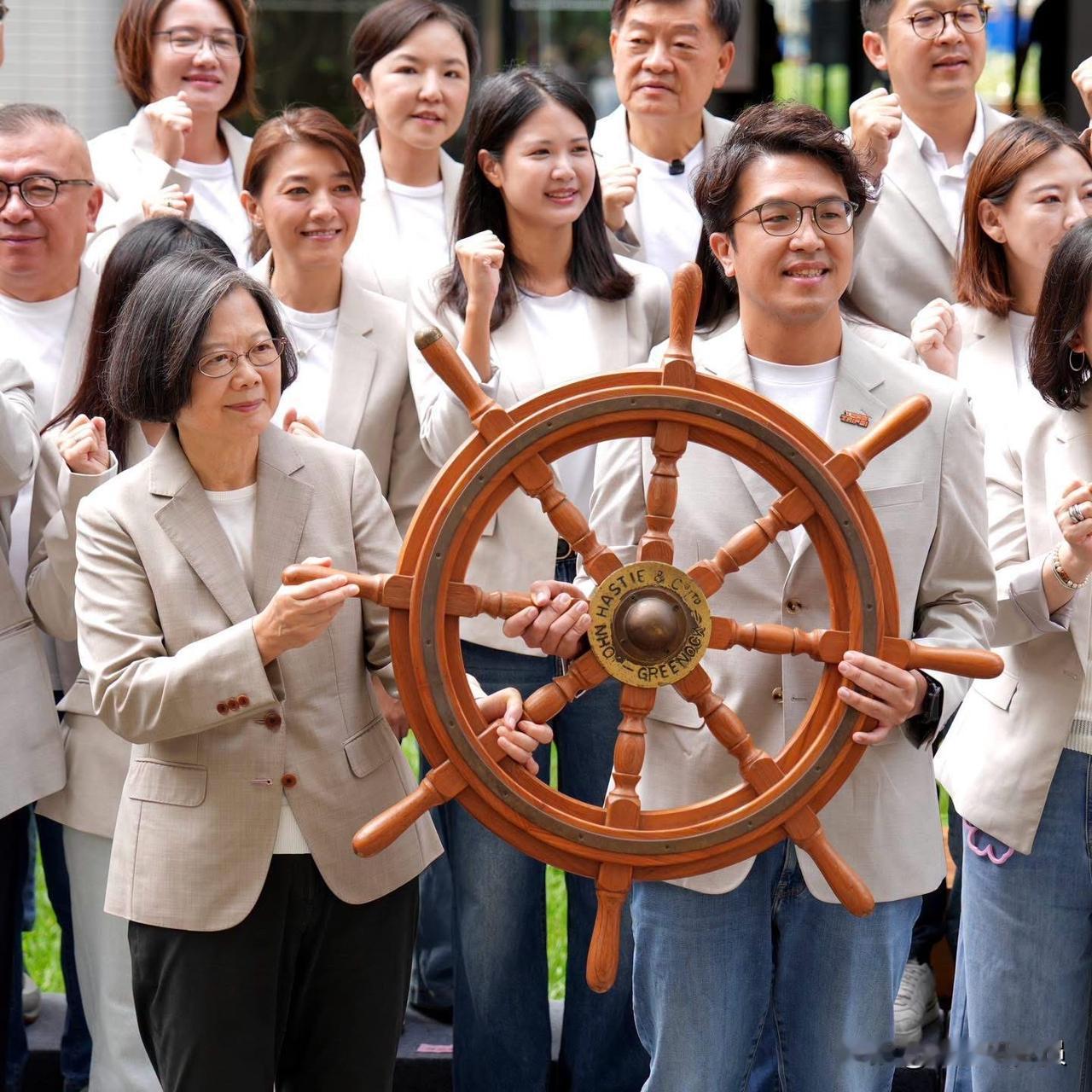 蔡英文今（2日）在社媒发文称，今天我来陪沈伯洋登记参选台北市长。我只想讲一件事情